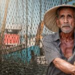 Uomo che consulta documenti sulla pensione anticipata e contributi regionali.