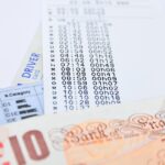 Uomo anziano che sorride accanto alla sua auto, felice per l'esenzione dal bollo auto.