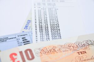 Uomo anziano che sorride accanto alla sua auto, felice per l'esenzione dal bollo auto.