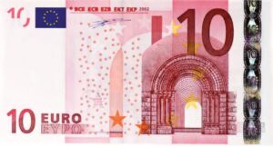 Banconote in euro ritirate dal mercato, esposte su un tavolo.