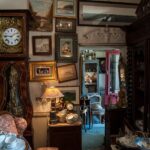 Immagine di oggetti d'antiquariato in esposizione, rappresentanti categorie in crescita nel mercato degli investimenti.