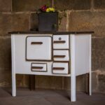 Immagine di una stufa moderna con un'etichetta che indica il bonus di 8000 euro per sostituzione.