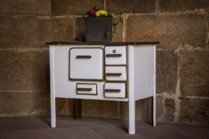 Immagine di una stufa moderna con un'etichetta che indica il bonus di 8000 euro per sostituzione.