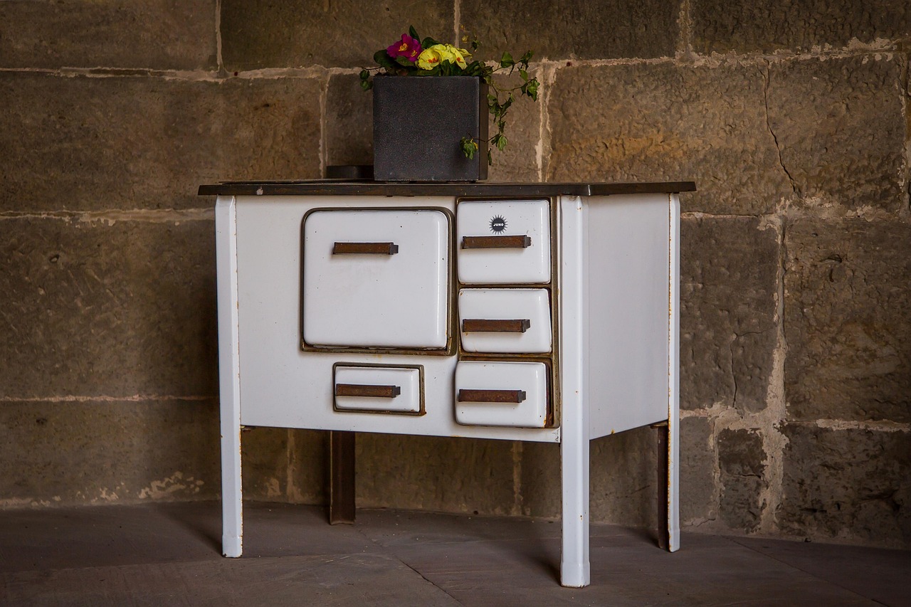 Immagine di una stufa moderna con un'etichetta che indica il bonus di 8000 euro per sostituzione.