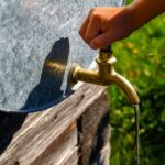 Famiglia numerosa che discute di bollette acqua e bonus ISEE 2023.