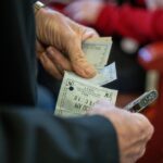 Anziano che riceve assistenza sanitaria, simbolo di esenzione ticket per Over 65 nelle ASL.