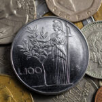 Monete antiche esposte su un tavolo, evidenziando dettagli e caratteristiche per valutare autenticità e valore.